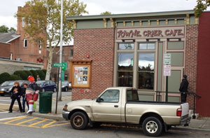 10/26/2014 Beacon, NY Towne Crier Cafe Arriving